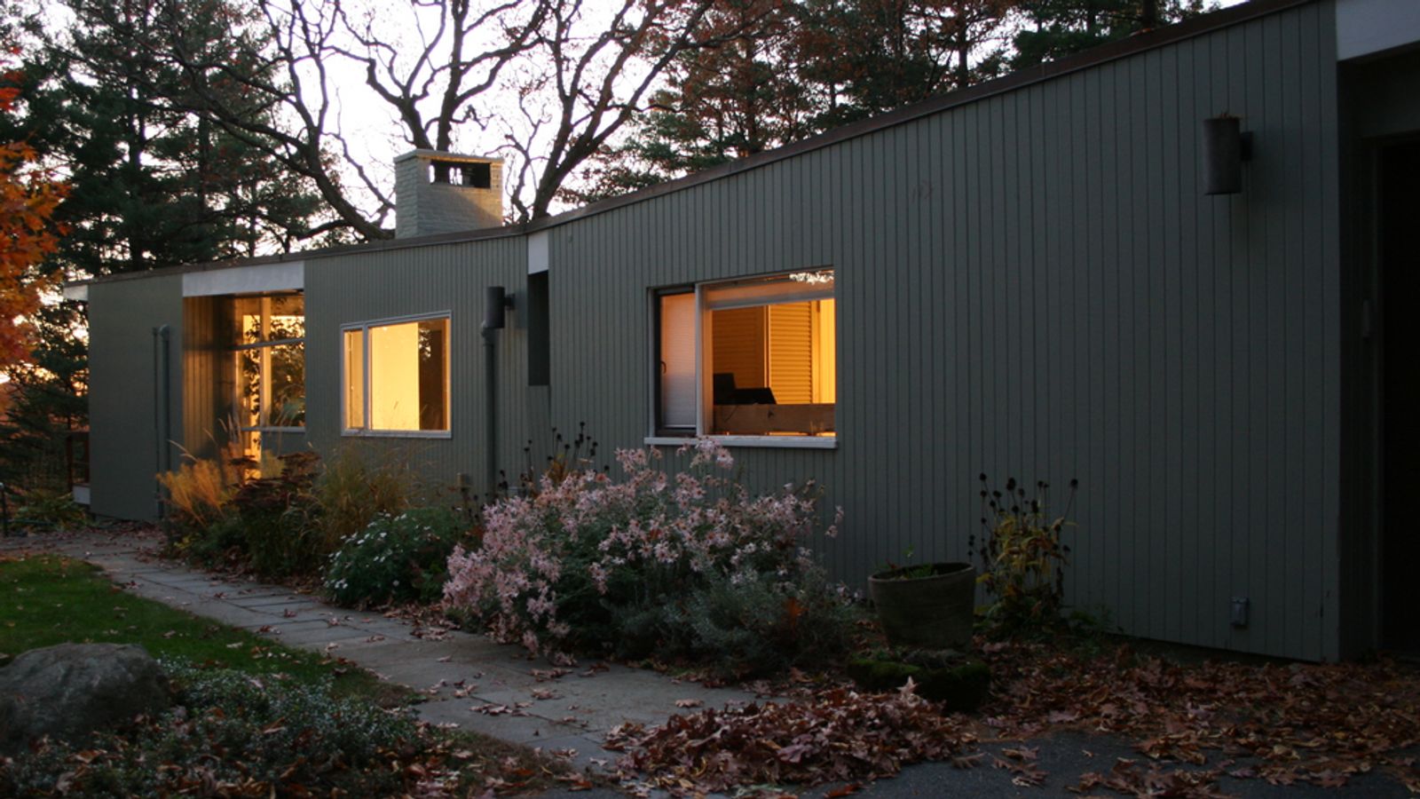house on the hill ロンパース（Ballet） 70 In mansion once owned by medalist, even shoes get special care